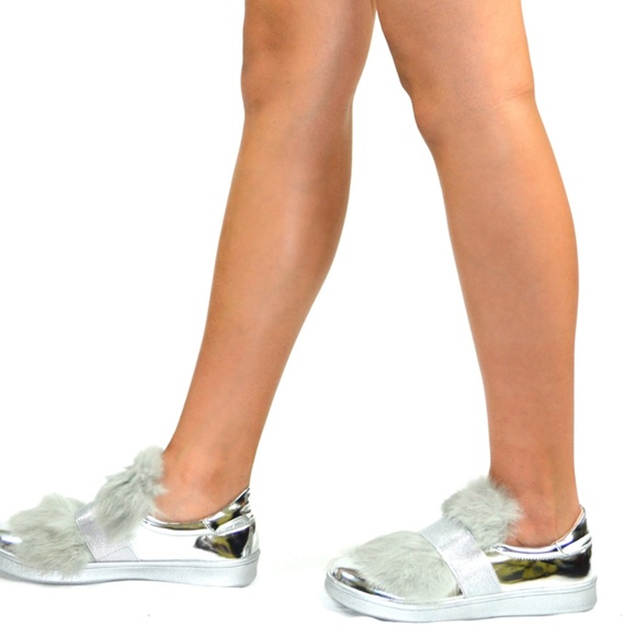 Chase + Chloe Shoes - ⭐️ WOMEN'S SILVER SLIP ON SNEAKERS WITH FAUX FUR